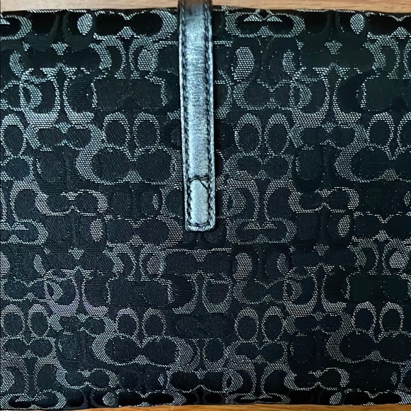 Elegant COACH Black Patterned Hand Bag - Picture 3 of 6